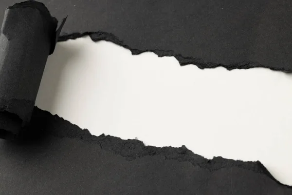 Roztrhaný Kus Černého Papíru Kopírovacím Prostorem Bílém Pozadí Abstraktní Papírová — Stock fotografie