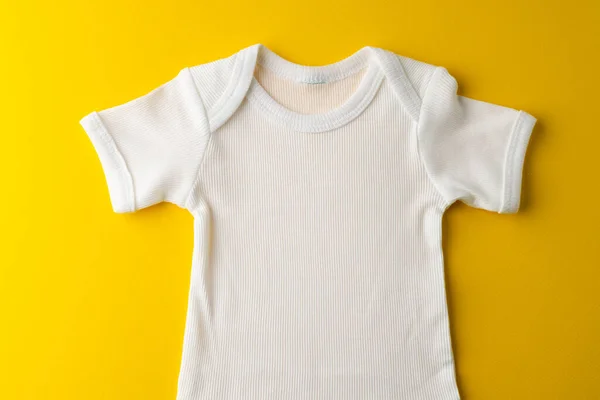 Κοντινό Πλάνο Του Μωρού Λευκό Μπλουζάκι Κίτρινο Φόντο Ενδυμασία Και — Φωτογραφία Αρχείου