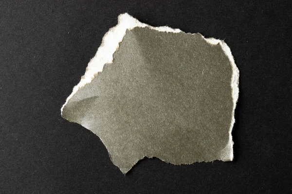 Витягнутий Шматок Сірого Паперу Копіювальним Простором Чорному Тлі Абстрактний Фон — стокове фото