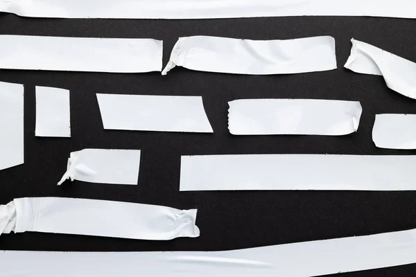Roztrhané Kousky Bílé Pásky Kopírovacím Prostorem Černém Pozadí Abstraktní Papírová — Stock fotografie