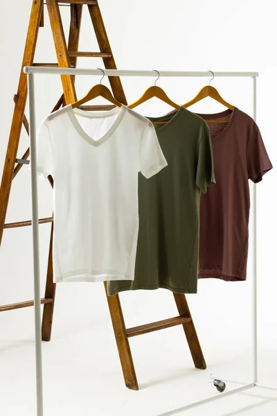 Merdivende Gösterilen Renkli Tişörtler Beyaz Arkaplanda Kopyalama Alanı Giyim Moda — Stok fotoğraf