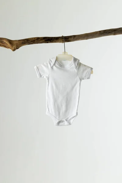 Feche Pano Bebê Branco Pendurado Copie Espaço Fundo Branco Conceito — Fotografia de Stock