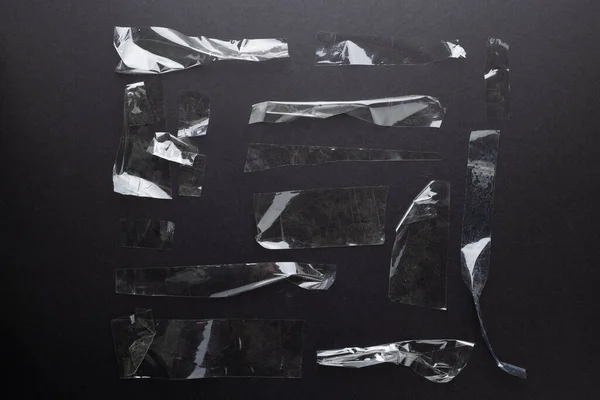 Déchirés Morceaux Ruban Transparent Sur Fond Noir Texture Abstraite Papier — Photo