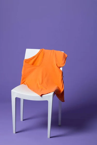 Sandalyede Gösterilen Shirt Mor Arkaplanda Kopyalanan Alan Giyim Moda Perakende — Stok fotoğraf
