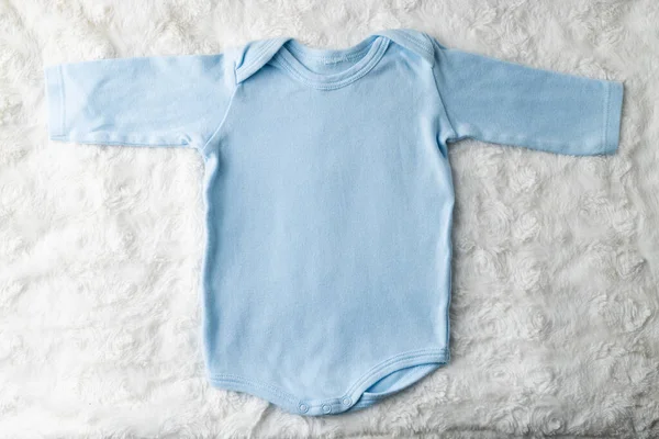 Großaufnahme Von Babykleidung Auf Weißem Hintergrund Kleidung Und Accessoires Betreuungskonzept — Stockfoto