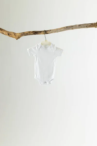 Branco Pano Bebê Pendurado Espaço Cópia Fundo Branco Conceito Vestuário — Fotografia de Stock