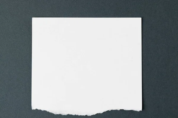 Podarty Kawałek Białego Papieru Kopią Miejsca Czarnym Tle Streszczenie Tekstury — Zdjęcie stockowe