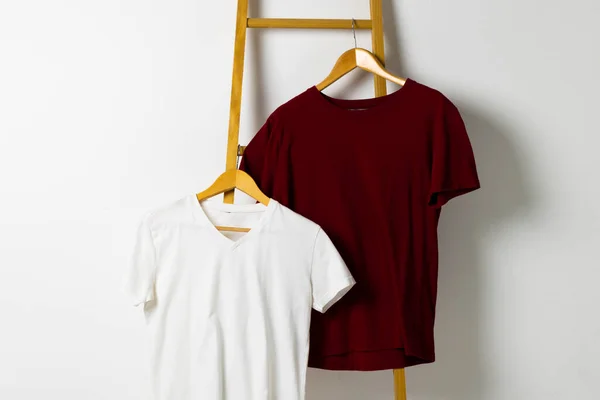 Merdivende Sergilenen Tişörtler Beyaz Arkaplanda Kopyalama Alanı Giyim Moda Perakende — Stok fotoğraf