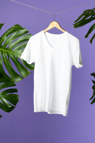 Camiseta Colgada Percha Espacio Copia Sobre Fondo Púrpura Ropa Moda — Foto de Stock