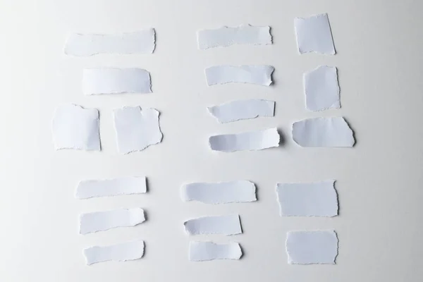 Rozerwane Kawałki Białego Papieru Kopią Miejsca Białym Tle Streszczenie Tekstury — Zdjęcie stockowe