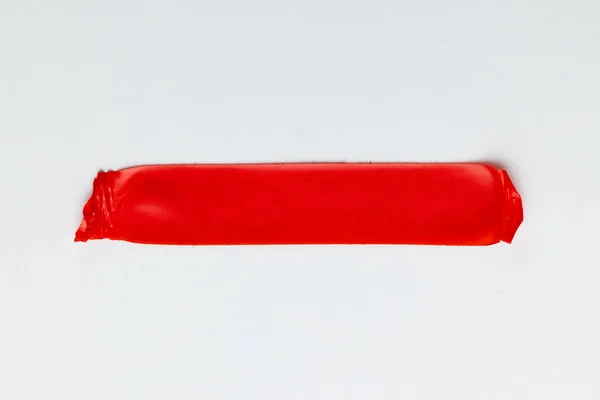 Rasgado Pedaço Fita Vermelha Com Espaço Cópia Fundo Branco Textura — Fotografia de Stock