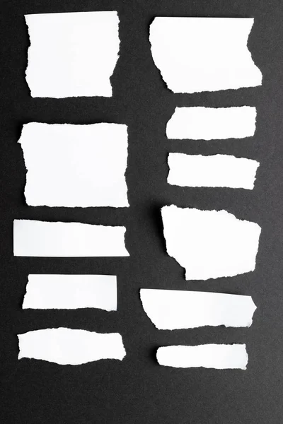 Roztrhané Kusy Bílého Papíru Kopírovacím Prostorem Černém Pozadí Abstraktní Papírová — Stock fotografie