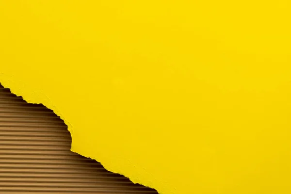 Karton Zemin Üzerinde Kopya Alanı Olan Yırtık Sarı Kağıt Parçaları — Stok fotoğraf