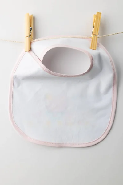 Close Van Babyslabbetje Witte Achtergrond Kleding Accessoires Concept Van Pasgeboren — Stockfoto