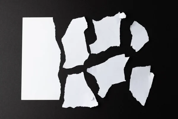 Рваные Куски Белой Бумаги Копировальным Местом Черном Фоне Абстрактный Бумажный — стоковое фото