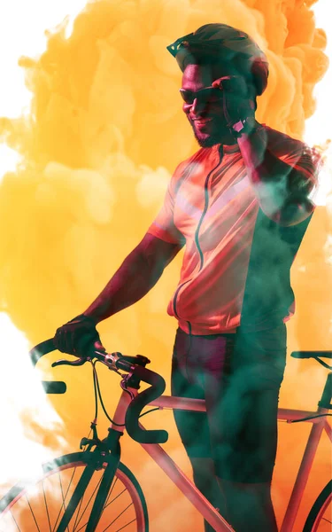 Afrykański Amerykański Sportowiec Okularach Kasku Podczas Jazdy Rowerze Zadymionym Tle — Zdjęcie stockowe