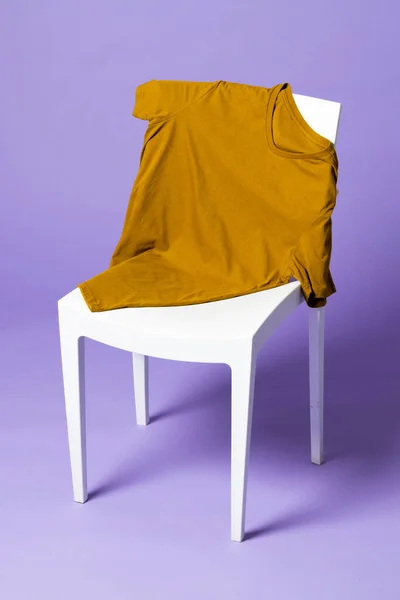 Camiseta Desplegada Silla Espacio Copia Sobre Fondo Púrpura Ropa Moda —  Fotos de Stock