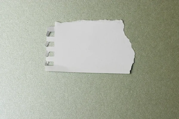Podarty Kawałek Białego Papieru Kopią Miejsca Zielonym Tle Streszczenie Tekstury — Zdjęcie stockowe