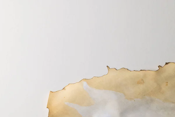 Спалений Вітражний Шматок Паперу Копіювальним Простором Білому Тлі Абстрактний Фон — стокове фото