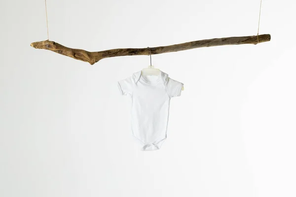 Paño Bebé Blanco Colgando Copiar Espacio Fondo Blanco Ropa Moda — Foto de Stock