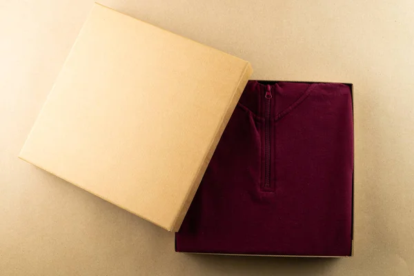 Gros Plan Sweat Shirt Rouge Dans Emballage Espace Copie Sur — Photo