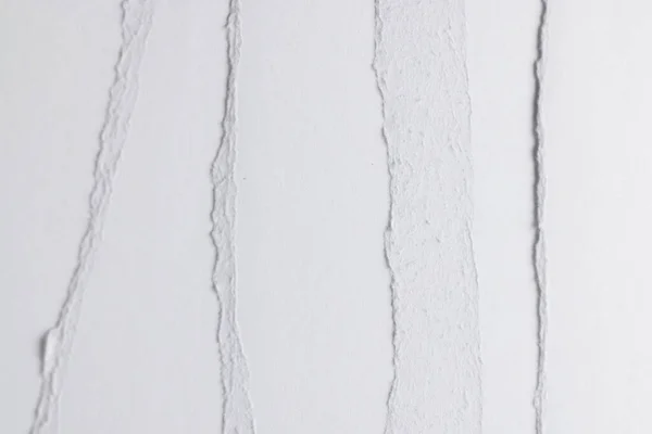 Zerrissene Stücke Weißen Papiers Mit Kopierraum Auf Weißem Hintergrund Abstraktes — Stockfoto