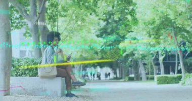 Akıllı telefon kullanan Afro-Amerikan kadının iş verilerinin animasyonu. Küresel iş, bağlantılar ve veri işleme kavramı dijital olarak oluşturulmuş video.