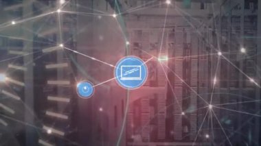 5G metin animasyonu, bağlı simgeler, dairesel hareket eden çizgiler, sunucu odasında parlayan lensler. Dijital bileşik, çoklu pozlama, iletişim, aydınlatma, ağ sunucusu.