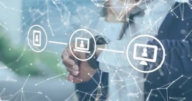 Akıllı telefon kullanan Afro-Amerikan kadınlarının simge ve iş verilerinin animasyonu. Dijital olarak oluşturulmuş küresel sosyal medya, iş, bağlantılar ve veri işleme kavramı.