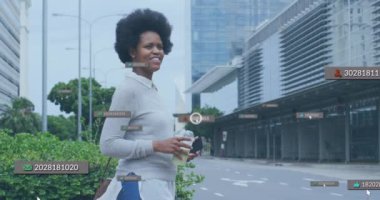 Akıllı telefon kullanan Afro-Amerikan kadının iş verilerinin animasyonu. Küresel iş, bağlantılar ve veri işleme kavramı dijital olarak oluşturulmuş video.