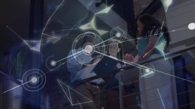 Çeşitli iş adamlarının konuştuğu bağlantıların animasyonu. Küresel iş ve dijital arayüz kavramı dijital olarak oluşturulmuş video.