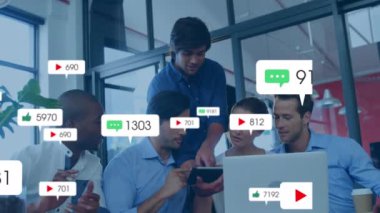 Sosyal medya simgelerinin canlandırılması ve ofisteki iş adamları üzerinde veri işleme. Küresel iş, hesaplama, bağlantılar ve dijital olarak oluşturulmuş video işleme kavramı.