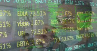 Ofisteki yüz maskeli iş kadınının finansal veri işleme animasyonu. Küresel covid 19 salgın, iş, hesaplama, bağlantılar ve veri işleme kavramı dijital olarak oluşturulmuş video.