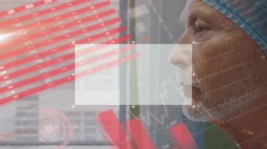Kafkas erkek doktor tarafından hastanede yapılan Coperid 19 metin ve veri işleme animasyonu. Küresel tıp, sağlık ve dijital arayüz kavramı dijital olarak üretilen video.