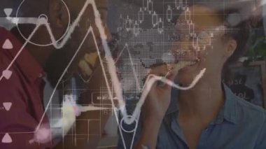 Akıllı telefon kullanan Afro-Amerikan çiftin veri işleme animasyonu. Küresel teknoloji, bilgisayar ve dijital arayüz kavramı dijital olarak oluşturulmuş video.