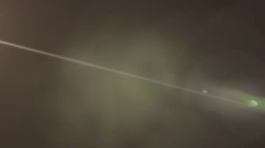 Işık izlerinin ve siyah arkaplandaki lekelerin animasyonu. Soyut arkaplan, şablon ve hareket kavramı dijital olarak oluşturuldu.