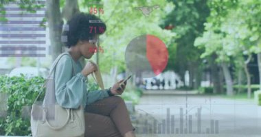 Akıllı telefon kullanan Afro-Amerikan kadının iş verilerinin animasyonu. Küresel iş, bağlantılar ve veri işleme kavramı dijital olarak oluşturulmuş video.