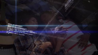 Afro-Amerikan çifti üzerinde veri işleme animasyonu. Küresel iş ve dijital arayüz kavramı dijital olarak oluşturulmuş video.