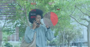 Akıllı telefon kullanan Afro-Amerikan kadının iş verilerinin animasyonu. Küresel iş, bağlantılar ve veri işleme kavramı dijital olarak oluşturulmuş video.