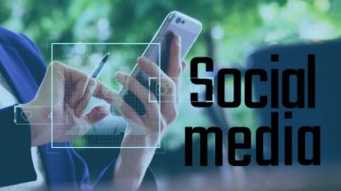 İkonların animasyonu ve sosyal medya metinleriyle akıllı telefon kullanan beyaz kadın portreleri. Küresel sosyal medya, teknoloji ve dijital arayüz kavramı dijital olarak oluşturulmuş video.