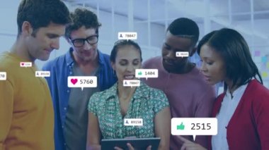 Sosyal medya simgelerinin canlandırılması ve ofisteki iş adamları üzerinde veri işleme. Küresel iş, hesaplama, bağlantılar ve dijital olarak oluşturulmuş video işleme kavramı.