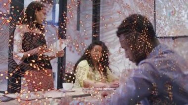 Ofisteki çeşitli insanlar üzerinde bilgisayar devre kartı animasyonu. Küresel iş, bilgisayar ve dijital arayüz kavramı dijital olarak oluşturulmuş video.