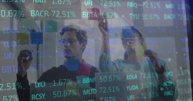 Ofisteki iş adamları üzerinde finansal veri işleme animasyonu. Küresel iş, hesaplama, bağlantılar ve dijital olarak oluşturulmuş video işleme kavramı.