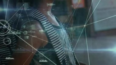 Melez liseli kız üzerinden veri işleme ağı animasyonu. Küresel eğitim, bağlantılar ve dijital arayüz kavramı dijital olarak oluşturulmuş video.