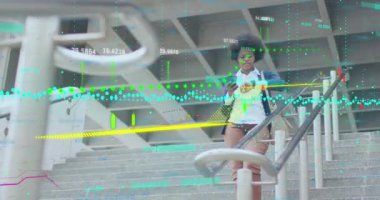 Akıllı telefon kullanan Afro-Amerikan kadının iş verilerinin animasyonu. Dijital olarak oluşturulmuş küresel sosyal medya, iş, bağlantılar ve veri işleme kavramı.