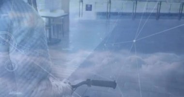 Afrika kökenli Amerikalı bir adamın bisiklete bindiği gökyüzü ve bağlantı ağının animasyonu. Dijital olarak oluşturulmuş küresel bağlantılar, spor ve dijital arayüz kavramı.