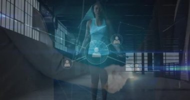 Afrika kökenli Amerikalı bir kadının egzersiz yapması üzerine bağlantı ağının ve dünyanın animasyonu. Dijital olarak oluşturulmuş küresel bağlantılar, spor ve dijital arayüz kavramı.