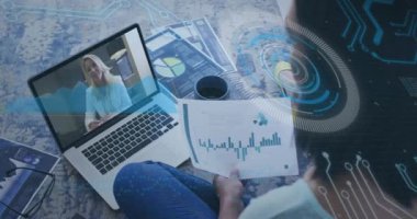 Çeşitli iş adamlarının video görüşmesi ile ilgili istatistik ve veri işleme animasyonları. Küresel iş, finans ve veri işleme kavramı dijital olarak oluşturulmuş video.