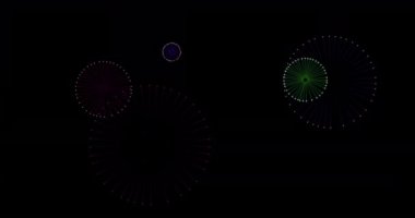 Siyah arka planda patlayan havai fişek animasyonu. Yeni yıl arifesi, şenlik, kutlama ve geleneksel konsept dijital olarak oluşturulmuş video.