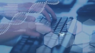 Bilgisayar kullanarak ellerin üzerinde veri işleme animasyonu. küresel iş ve dijital arayüz kavramı dijital olarak oluşturulmuş video.